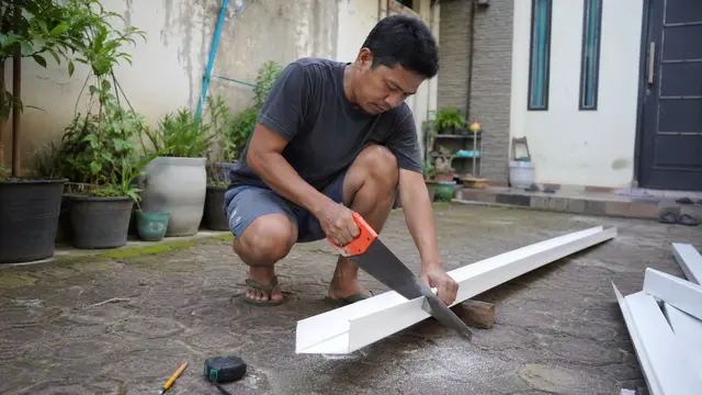 Potong dan Bersihkan Talang Sesuai Ukuran