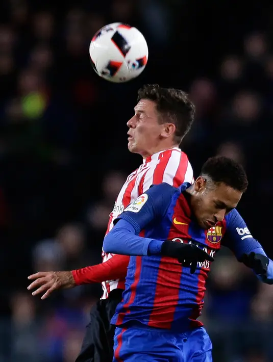 Duel udara antara Neymar dengan pemain Athletic Bilbao di laga Piala Raja, Camp Nou, Barcelona, Kamis (12/1). Barcelona menang 3-1 atas Bilbao. (AP/Manu Fernandez)