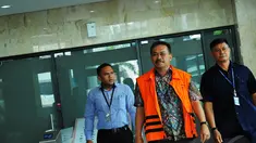 Bupati Tapanuli Tengah nonaktif, Raja Bonaran Situmeang kembali diperiksa KPK, Jakarta, Selasa (30/12/2014). (Liputan6.com/Faisal R Syam)