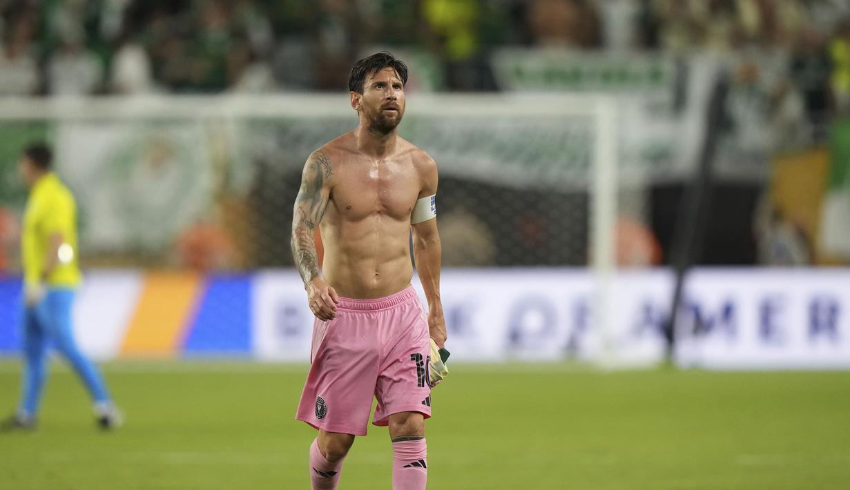 Ekspresi kecewa pemain Inter Miami, Lionel Messi setelah timnya ditahan imbang Palmeiras dalam laga Grup A Piala Dunia Antarklub 2025 di Hard Rock stadium, Miami, Amerika Serikat, Selasa (24/06/2025) WIB. (AP Photo/Lynne Sladky)