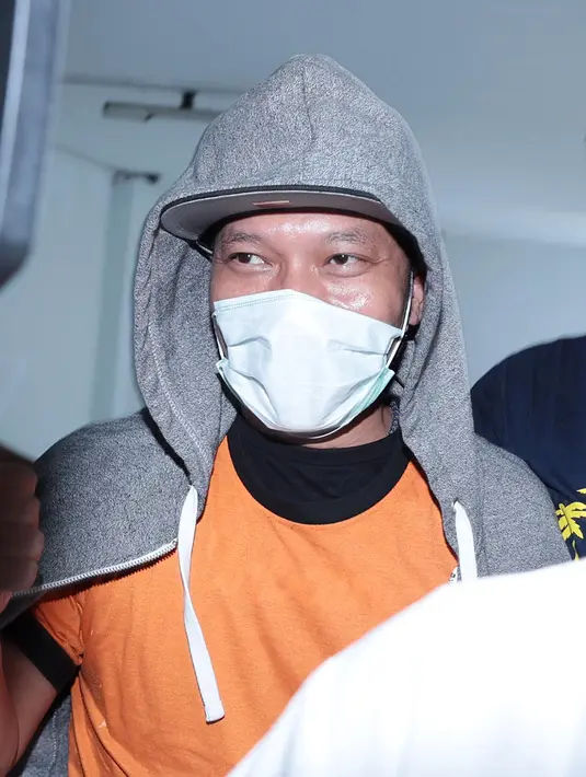 Seperti diketahui, Iwa K yang akan mengisi sebuah konser di luar kota, ditangkap satuan narkoba Polres Bandara Soekarno-Hatta pada Sabtu (29/4). Tiga batang rokok kretek yang belakangan diketahui ganja dijadikan barang bukti. (Deki Prayoga/Bintang.com)