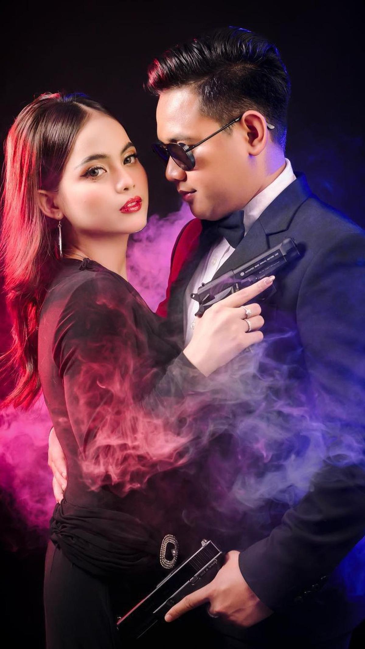 Dalam unggahan lainnya, Putri dan Azis juga kedapatan melakukan prewedding dengan tema James Bond atau 007.