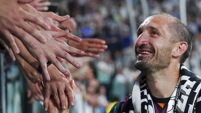 Foto: Momen Haru Perpisahan Giorgio Chiellini dan Paulo Dybala Bersama Juventus