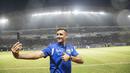 Striker anyar Persib Bandung, Juan Belencoso, tampak takjub dengan kemeriahan pendukung Maung Bandung atau Bobotoh di Stadion Wibawa Mukti, Bekasi. Dirinya aksi selfie dengan latar belakang Bobotoh. (Bola.com/Vitalis Yogi Trisna)
