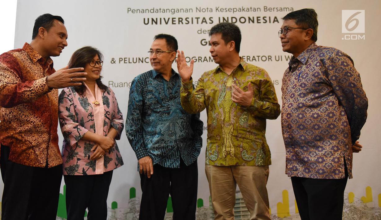 Rektor Universitas Indonesia Muhammad Anis dan President of Grab Indonesia Ridzki Kramadibrata berbincang usai penandatangan nota kesepakatan bersama Universitas Indonesia dengan Grab di Universitas Indonesia, Depok, Kamis (16/5/2019). (Liputan6.com/Herman Zakharia)