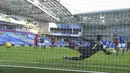 Pemain Brighton and Hove Albion Pascal Gross (kedua kiri) mencetak gol ke gawang Liverpool pada pertandingan Liga Inggris di Stadion Amex, Brighton, Inggris, Sabtu (28/11/2020). Pertandingan berakhir dengan skor 1-1. (Neil Hall/Pool Via AP)