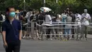 <p>Orang-orang antre tes COVID-19 di tempat pengujian virus corona di Beijing, Kamis (19/5/2022). Sebagian wilayah Beijing menghentikan pengujian massal harian yang telah dilakukan beberapa minggu terakhir, tetapi banyak tempat pengujian tetap sibuk karena syarat tes negatif COVID-19 dalam 48 jam terakhir untuk memasuki beberapa bangunan di ibu kota China. (AP Photo/Mark Schiefelbein)</p>