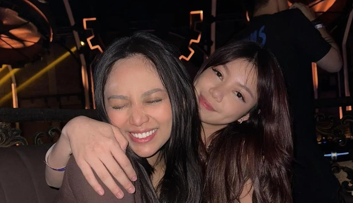 Terbaru, Rachel Vennya mengenalkan Regina Phoenix dengan anak-anaknya.