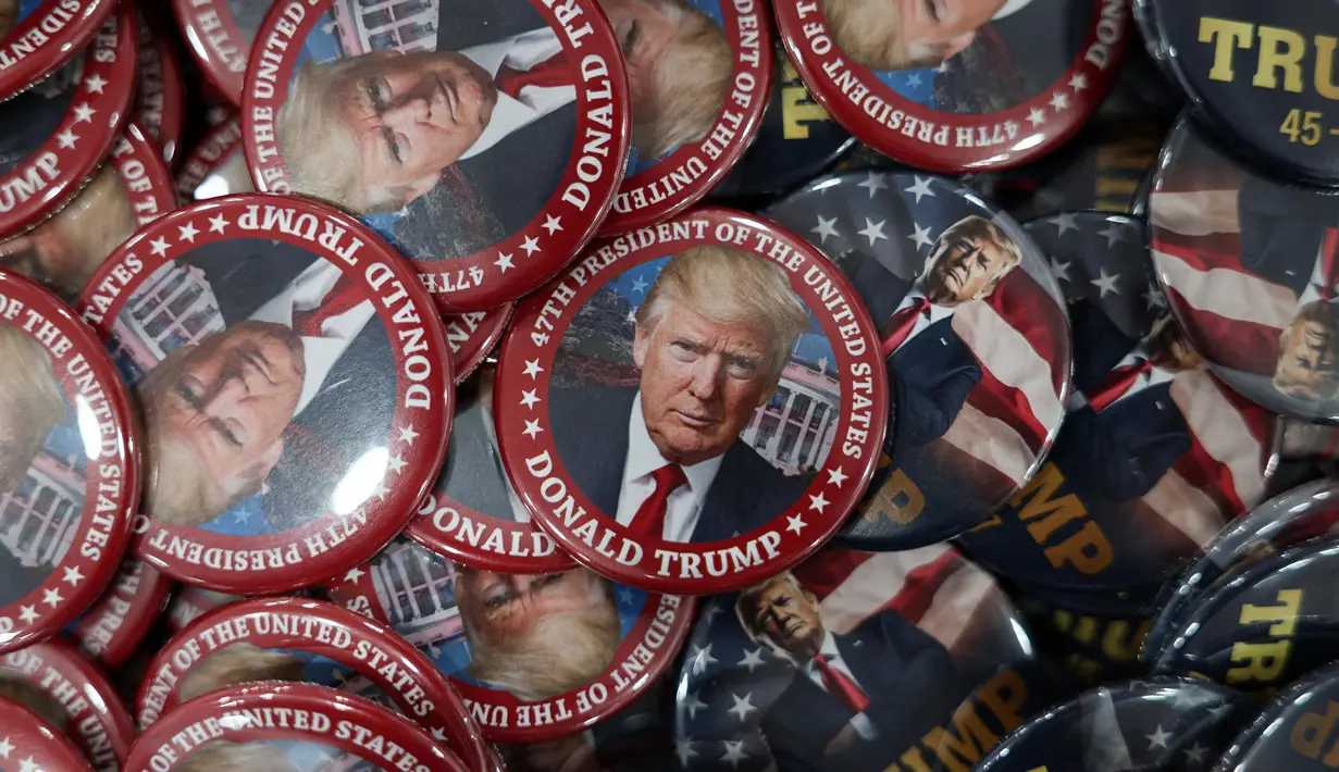 Pin Donald Trump dipajang untuk diperdagangkan di I Love DC Gifts menjelang Hari Pelantikan di Washington DC, Amerika Serikat pada 16 Januari 2025. (Kayla Bartkowski/GETTY IMAGES NORTH AMERICA/Getty Images via AFP)
