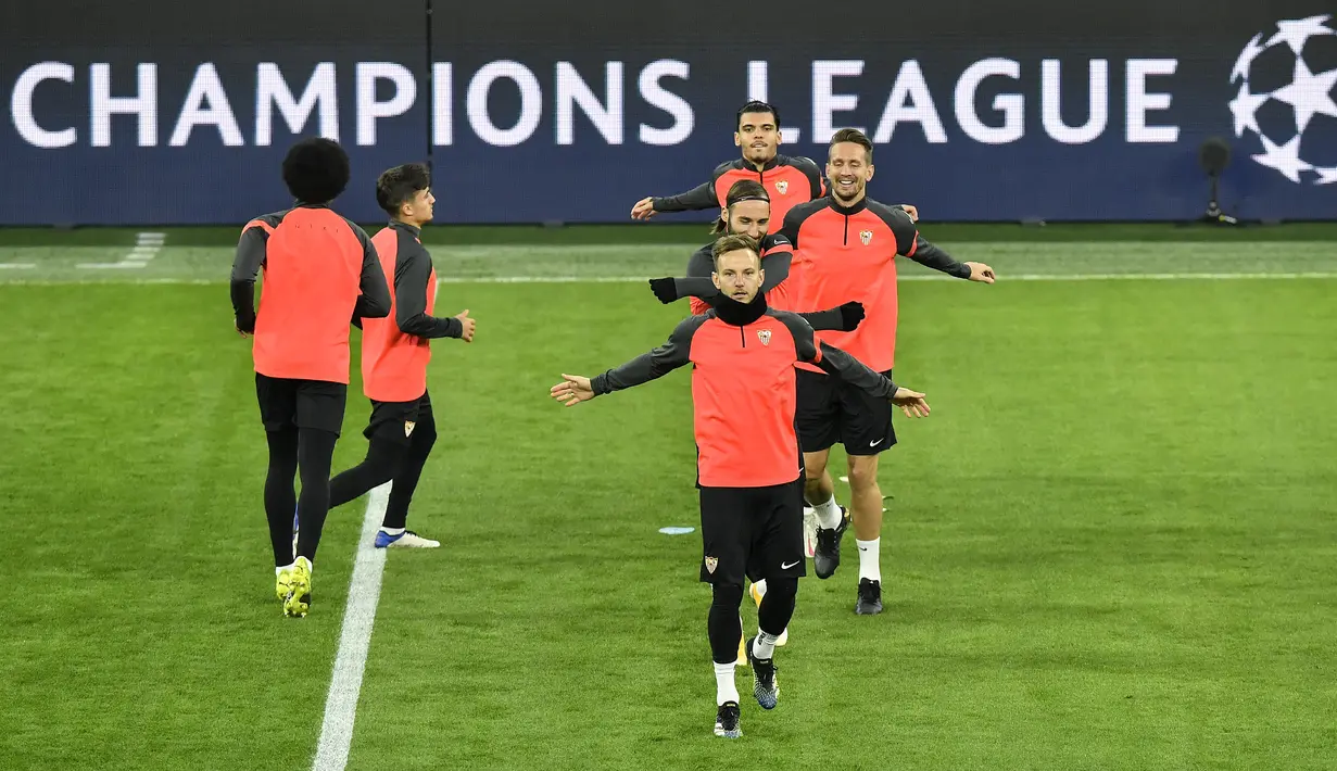 Gelandang Sevilla, Ivan Rakitic bersama rekan-rekannya melakukan pemanasan selama sesi latihan tim di Dortmund, Jerman (8/3/2021). Sevilla akan bertanding melawan Borrusia Dortmund pada leg kedua babak 16 besar Liga Champions di Signal Iduna Park. (AP Photo/Martin Meissner)