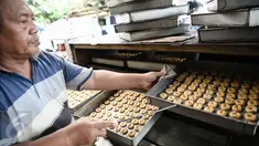  Pekerja menyelesaikan produksi kue kering di Industri kue rumahan Kwitang Pusaka, Jakarta, Selasa (21/6). Jelang lebaran permintaan kue kering industri rumahan meningkat. (Liputan6.com/Faizal Fanani)