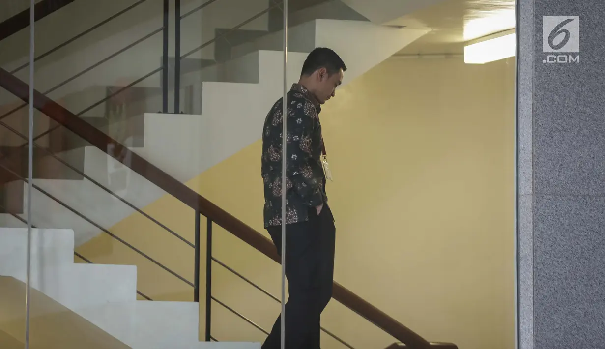 Gubernur Jambi Zumi Zola menuruni tangga seusai menjalani pemeriksaan penyidik KPK, Jakarta, Jumat (5/1).  Zumi Zola keluar dari Gedung KPK untuk menjalankan salat jumat di tengah pemeriksaan yang dijalaninya. (Liputan6.com/Faizal Fanani)