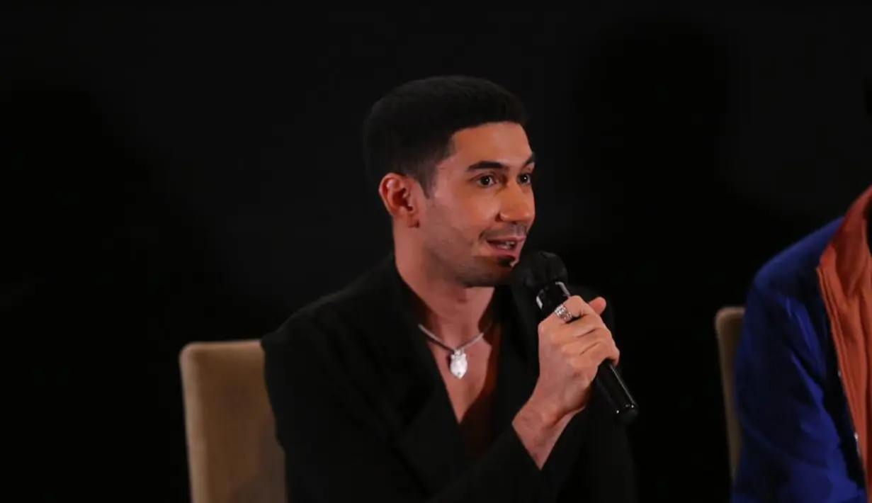Sebelum melangkah ke karpet merah, Reza Rahadian menghadiri konferensi pers. Aktor peraih 4 Piala Citra itu membeberkan alasan mau membintangi Mendarat Darurat. Presentasi Pandji Pragiwaksono membuat Reza Rahadian paham hidup tak pernah hitam putih. Selalu ada area abu-abu dan warna lain. “Pas mendengar cerita Padji gue bilang: Gue mau gabung di proyek ini. Ini akan kita kerjakan. Gue merasa Pandji jujur banget ceritanya, tidak pretensius, enggak mengada-ada,” kata Reza Rahadian. (Foto: Dok. MD Pictures)