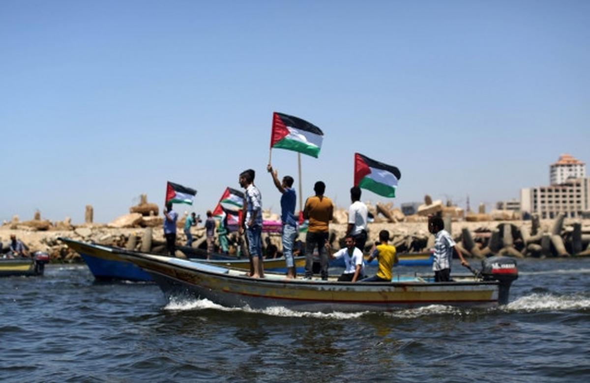 Aksi warga Palestina demo di tengah lautan protes blokade Israel