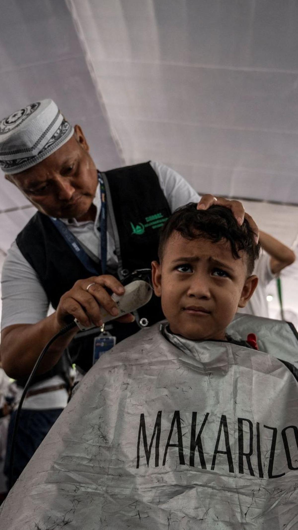 Acara ini mendapatkan respon positif dari masyarakat, terutama mereka yang ingin memulai Ramadan dengan penampilan yang rapi. Foto: AFP / Juni Kriswanto<br>