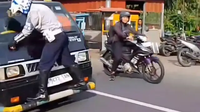Bak Spiderman, Aksi Petugas Dishub Depok Coba Hentikan Mobil Overload Viral di Medsos