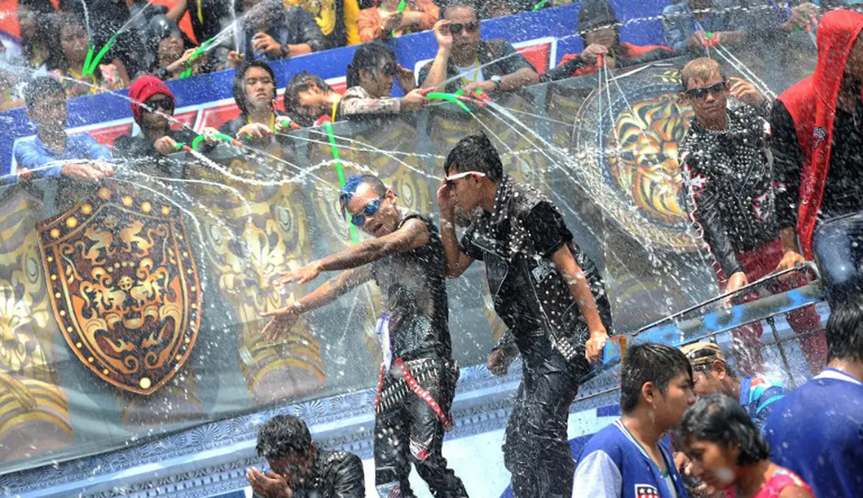 Sejumlah anak punk ikut meramaikan festival air di Yangon, Myanmar, Rabu (16/4/2014) (AFP Photo/Soe Than Win)