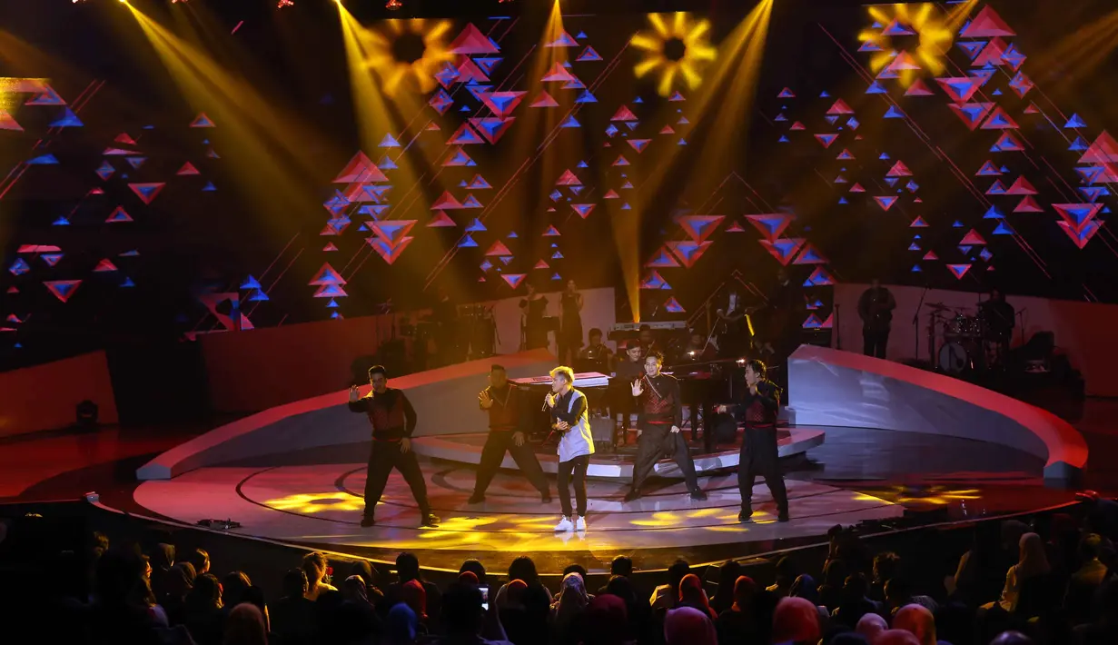 Lelaki yang biasa disapa Iki itu juga mengaku tak ada persiapan khusus jelang tampil bareng anak musisi tersebut. Lantaran kesibukannya baru pulang dari luar kota. (Nurwahyunan/Bintang.com)