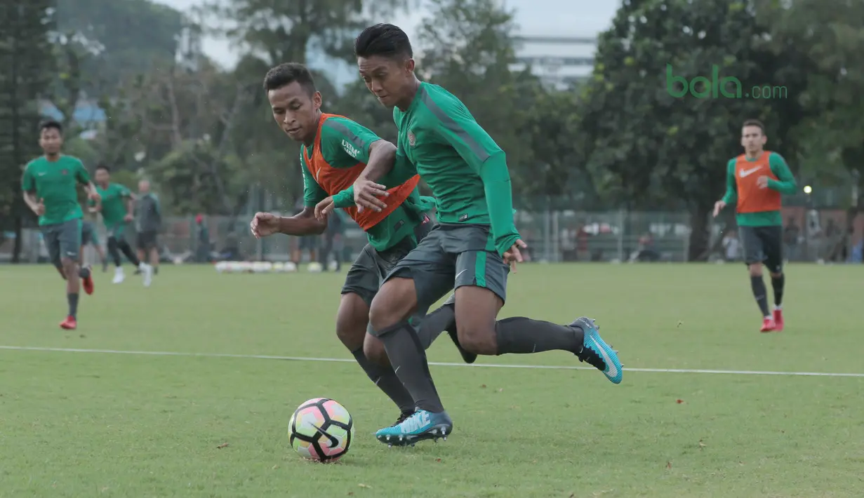 Duel pemain timnas Indonesia U-23, Febri Haryadi dan Osvaldo Haay saat berlatih di Lapangan ABC, Senayan,  (24/4/2018). Timnas akan mengikuti turnamen PSSI Anniversary 27 April-3 Mei 2018. (Bola.com/Nicklas Hanoatubun)
