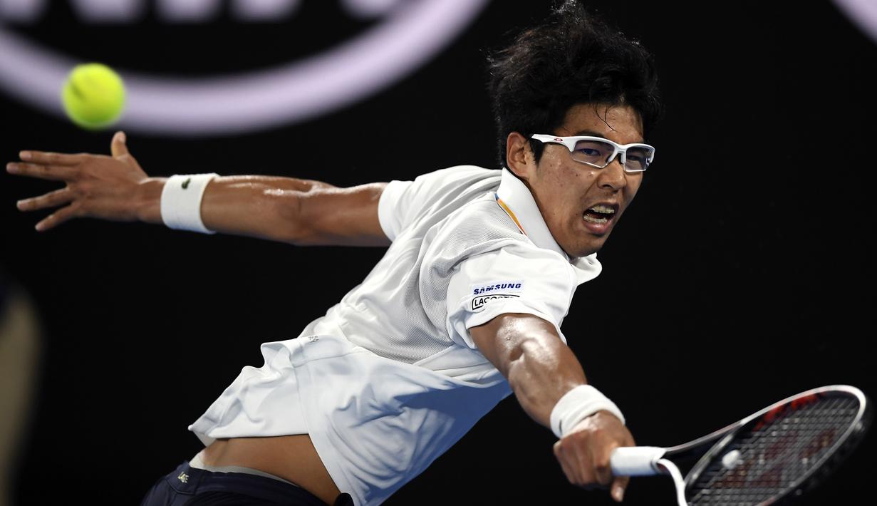 Aksi petenis Korea Selatan, Chung Hyeon mengembalikan bola saat melawan Novak Djokovic pada ajang Australia Terbuka 2018 di Melbourne,  (22/2/2018). Djokovic kalah 6-7, 5-7, 6-7. (AP/Andy Brownbill)