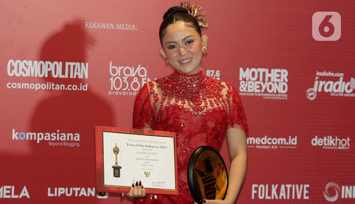 Selebgram Rachel Vennya berpose memegang piala seusai menerima Anugerah Festival Film Indonesia (FFI) 2023 kategori Aktris Pilihan Penonton (Piala Dhalia) di Ciputra Artpreneur, Jakarta, Selasa (14/11/2023). (Liputan6.com/Herman Zakharia)