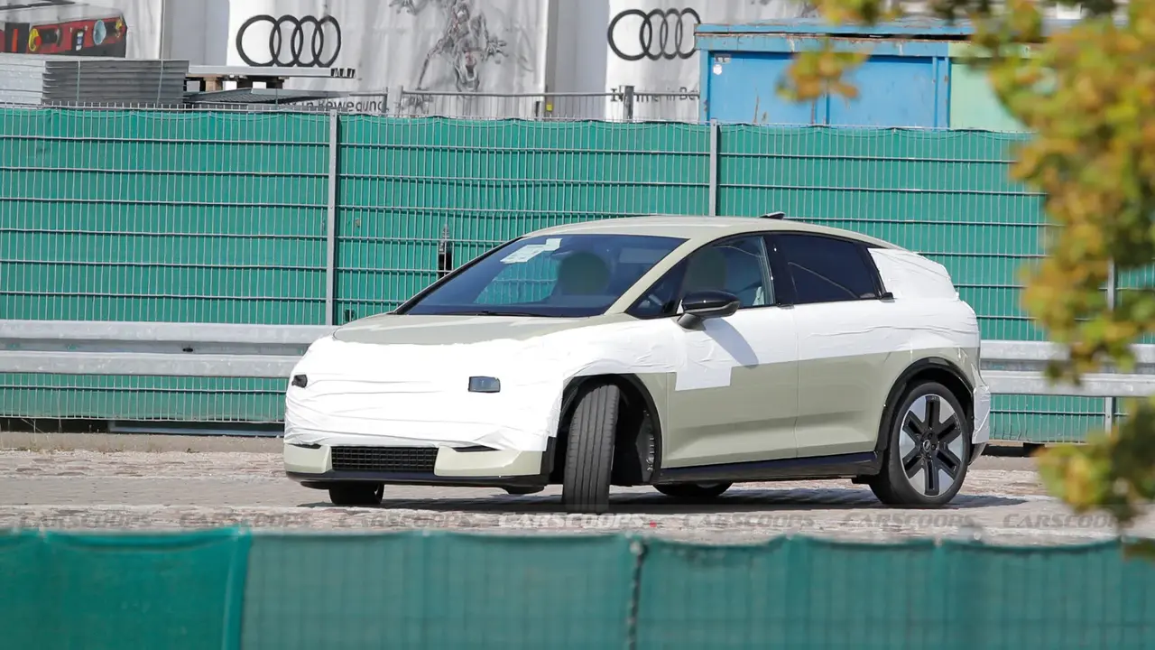 Audi A2 e-tron sedang malakukan pengujian dengan balutan kamuflase.