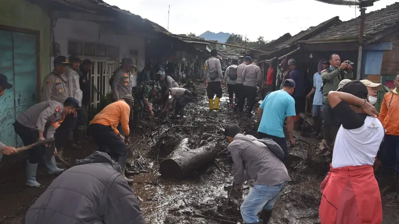 Ratusan Personil Polisi diterjunkan untuk melakukan pembersihan material lumpur dan kayu akibat banjir bandang di Bondowoso (Istimewa)