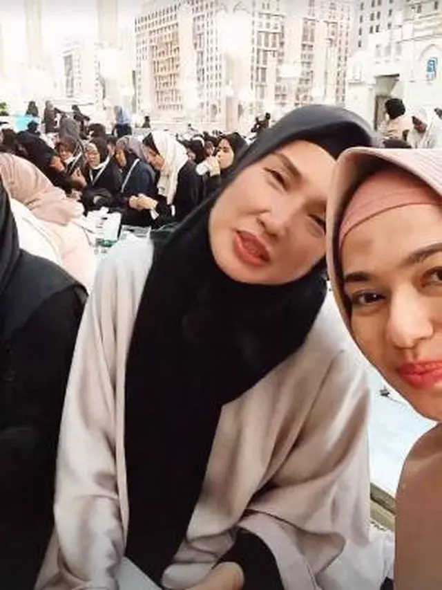 Jalani Ibadah, Ini 7 Potret Catherine Wilson yang Tengah Jalani Umrah