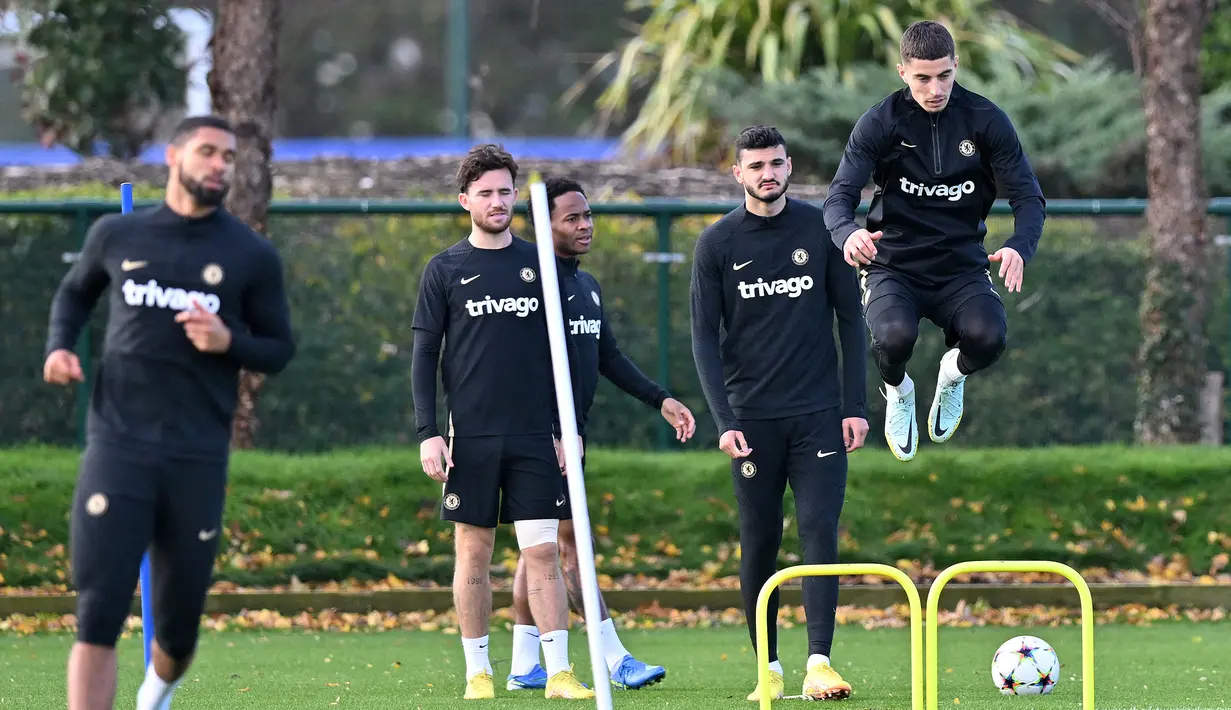 Pemain Chelsea Ruben Loftus-Cheek (kiri), Ben Chilwell (kedua kiri), Raheem Sterling (tengah), Armando Broja (kedua kanan), dan Kai Havertz menjalani latihan di Cobham, Stoke D'Abernon, Inggris, 1 November 2022. Chelsea akan menghadapi Dinamo Zagreb pada pertandingan sepak bola Grup E Liga Champions. (Glyn KIRK/AFP)