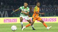 Winger muda Persebaya, Alfan Suaib (kiri) mencoba mengecoh lawannya dalam sebuah pertandingan. (Bola.com/Aditya Wany)