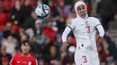 Pemain Timnas Sepak Bola Wanita Maroko, Nouhaila Benzina berusaha menyundul bola saat menghadapi Korea Selatan pada laga kedua Grup H Piala Dunia Wanita 2023 di Hindmarsh Stadium, Adelaide (30/7/2023). (AP Photo/James Elsby)