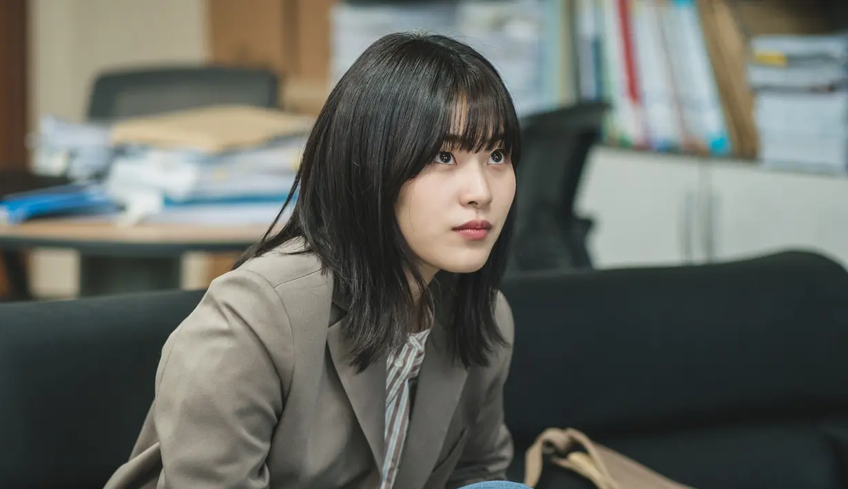 Lee Soo Kyung berperan sebagai Kim Seo Hee, seorang reporter urusan sosial di TNC yang menyimpan luka mendalam. (FOTO: tvN via Soompi)
