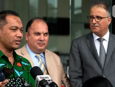 Wakil Ketua KPK Nurul Ghufron (kiri) bersama Duta Besar Tunisia untuk Indoensia Riadh Dridi (kanan) dan Wakil Konsulat Tunisia, Chaouki Moutley seusai melakukan pertemuan di Gedung KPK, Jakarta, Rabu (11/3/2020). Pertemuan membahas kerja sama terkait penanganan korupsi. (merdeka.com/Dwi Narwoko)
