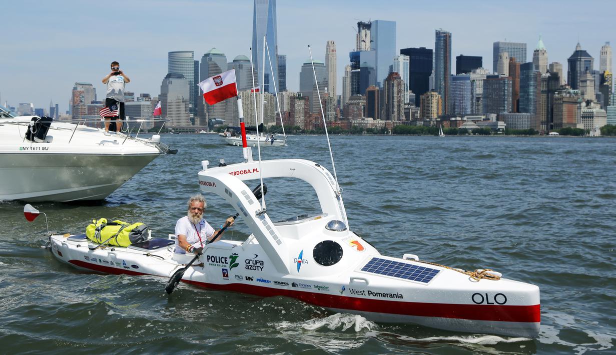 Aleksander Doba mengayuh kayaknya di sungai New York, Minggu (29/5). Rencananya ia akan mendayaung kayak dari New York ke Lisbon, Portugal. (AFP Photo/Eduardo Munoz)