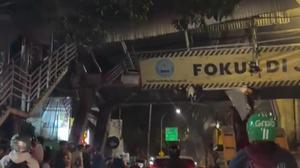 JPO Tendean Rusak Tersangkut Truk Crane, Lalu Lintas Terhambat