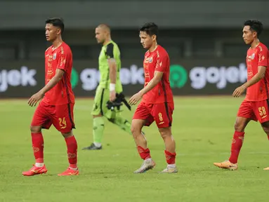 Pemain Persija Jakarta berjalan di lapangan usai laga pekan ke-20 BRI Liga 1 2023/2024 di Stadion Patriot Candrabhaga, Bekasi, Senin (27/11/2023). (Bola.com/M. Iqbal Ichsan)