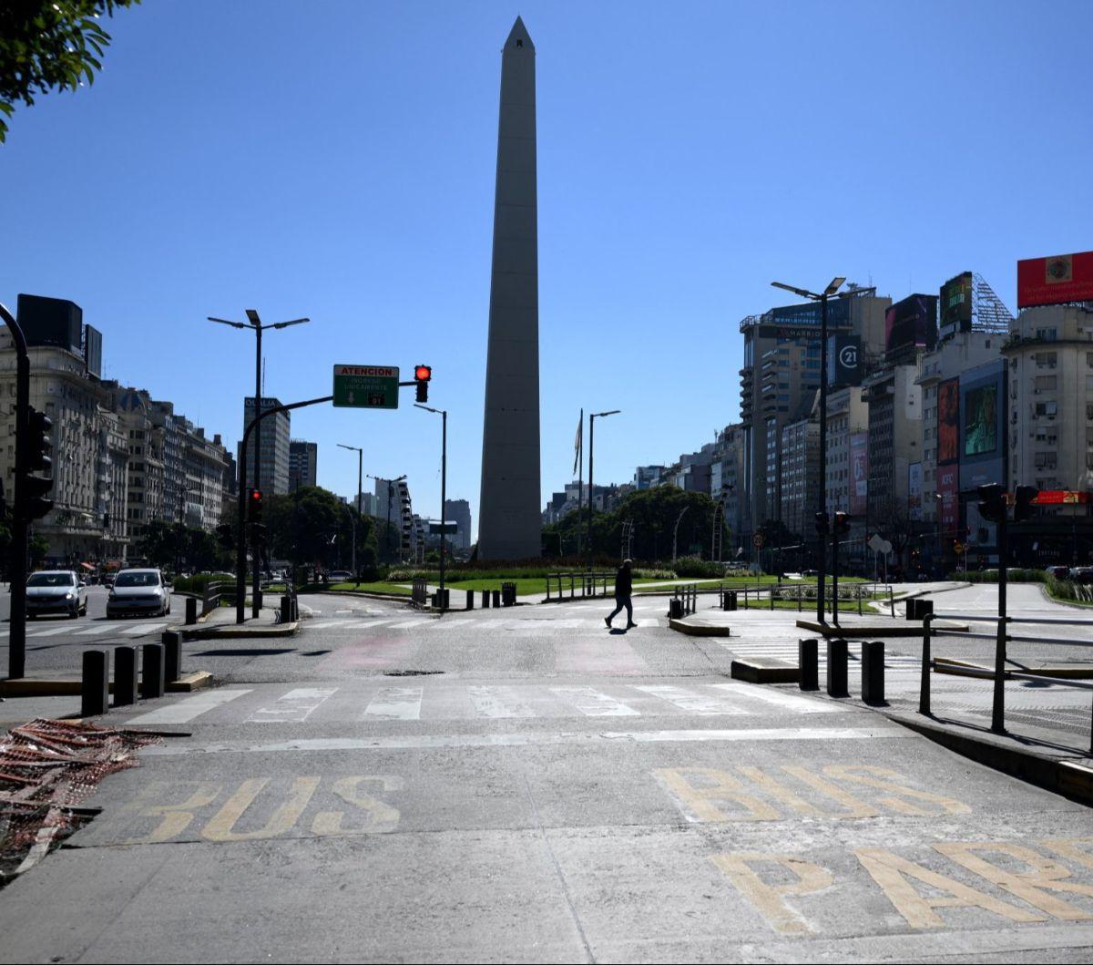 Seorang warga menyeberangi jalanan sepi di dekat Monumen Obeliks, Buenos Aires, Argentina, pada Kamis (9/5/2024). Buenos Aires menjelma bak kota mati ketika&nbsp;serikat buruh Argentina menyerukan aksi mogok massal kepada para pekerja di berbagai sektor. 