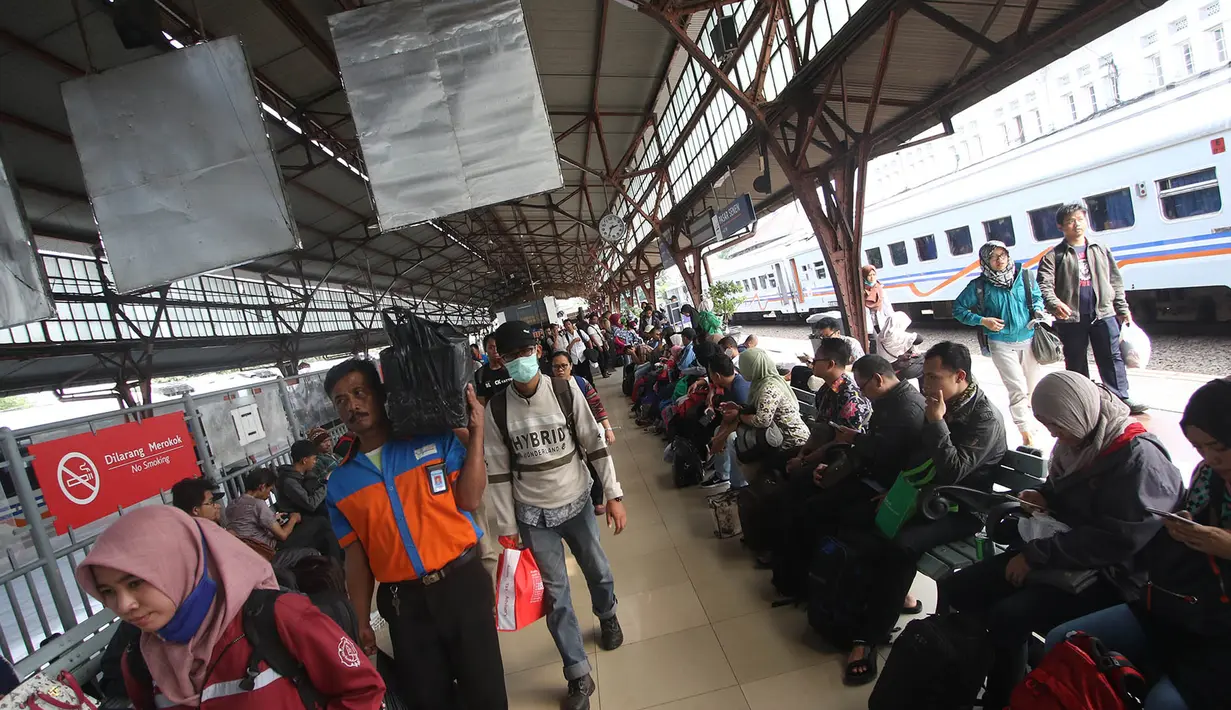 Suasana Stasiun Pasar Senen, Jakarta, Kamis (31/8). Kepala Stasiun Pasar Senen, Dedi Kristanto, mengatakan telah memberangkatkan 19.300 penumpang melalui 24 kereta api reguler dan dua kereta api tambahan. (Liputan6.com/Immanuel Antonius)