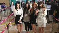 Anggota girlband K-pop "Red Velvet" berpose untuk difoto sebelum berangkat ke Pyongyang dari Bandara Internasional Gimpo di Seoul (31/1). Girlband Red Velvet bersama musisi Korea Selatan lain berangkat ke Pyongyang, Korea Utara. (Jung Yeon-je / AFP)