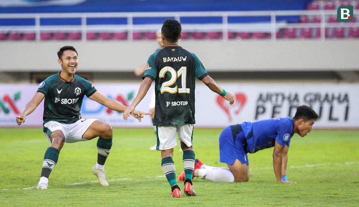 Pemain Persikabo 1973, Dimas Drajad (kiri) merayakan gol pertama timnya ke gawang PSIS Semarang yang dicetak Hendra Adi Bayauw (tengah) dalam laga pekan ke-12 BRI Liga 1 2021/2022 di Stadion Manahan, Solo, Kamis (18/11/2021). (Bola.com/Bagaskara Lazuardi)