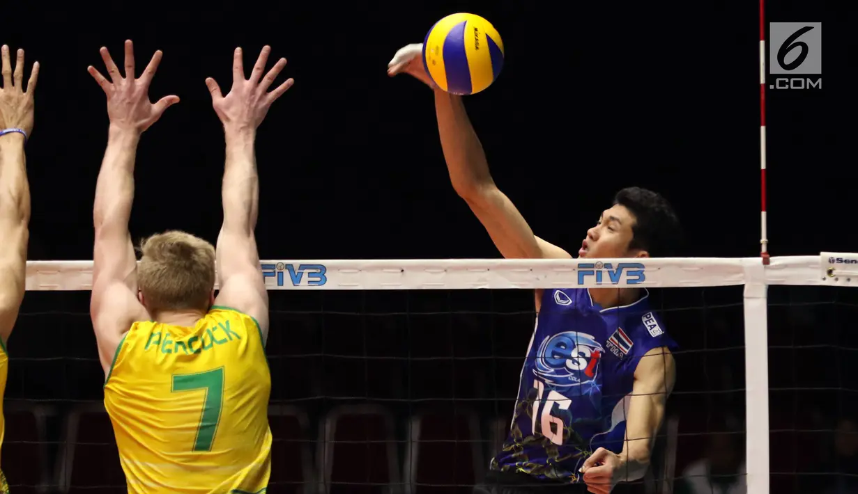 Pemain voli putra Thailand, Kantapat Koonmee (kanan) melakukan smes saat melawan Australia pada Kejuaraan Voli Asia 2017 ke-16 di GOR Tri Dharma, Gresik, Selasa (25/7). Thailand kalah 2-3. (Liputan6.com/Helmi Fithriansyah)
