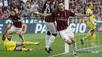 Striker AC Milan, Nikola Kalinic, melakukan selebrasi usai mencetak gol ke gawang Udinese pada laga Serie A di Stadion San Siro, Milan, Minggu (17/9/2017). AC Milan Menang 2-1 atas Udinese. (AP/Luca Bruno)