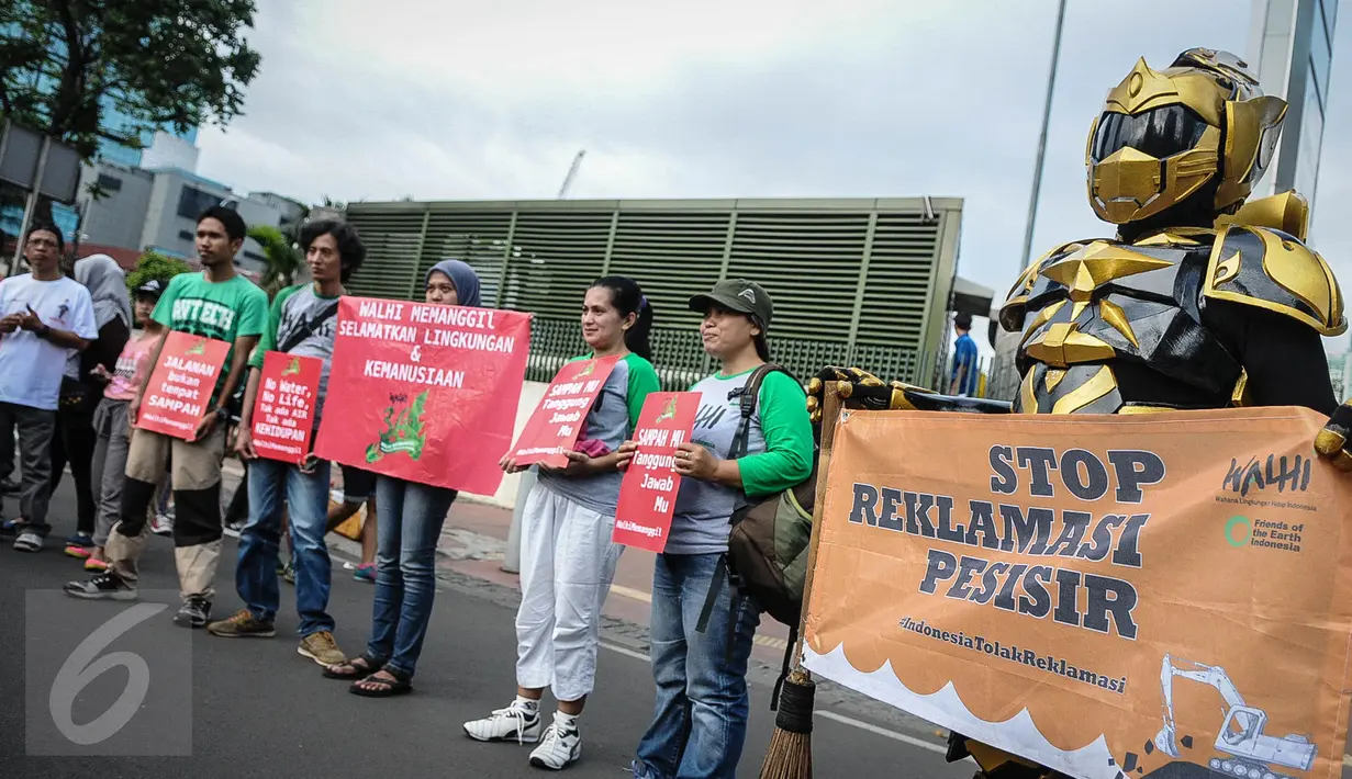 Masa yang tergabung dalam Wahana Lingkungan Indonesia (Walhi) menggelar aksi Tolak Reklamasi Pesisir saat CFD di kawasan Bundaran HI, Jakarta, Minggu (16/10). (Liputan6.com/Faizal Fanani)