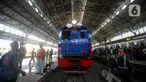 Lokomotif Bon-Bon yang membawa rangkaian kereta Djoko Kendil meninggalkan Stasiun Jakarta Kota dalam kegiatan Kereta Bersejarah Menyapa, Rabu (17/8/2022). Selain untuk memperlihatkan kereta bersejarah yang beroperasi pada era kolonial Belanda di tahun 1925, kegiatan tersebut juga bertujuan untuk memperingati HUT ke-77 Kemerdekaan Republik Indonesia. (Liputan6.com/Faizal Fanani)