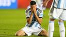 Pemain Timnas Argentina, Valentin Carboni, menutup wajahnya setelah ditaklukkan Nigeria pada laga babak 16 besar Piala Dunia U-20 di Stadion Bicentenario, Argentina, Rabu (31/5/2023). Argentina menyerah dua gol tanpa balas. (AP Photo/Natacha Pisarenko)