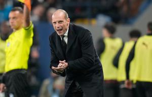 Massimiliano Allegri memberikan instruksi pada skuad AC Milan di laga lawan Napoli di semifinal Supercoppa Italiana di Stadion Universitas King Saud, Riyadh, Arab Saudi, Jumat (19/12/2025). (AP Photo/Altaf Qadri)