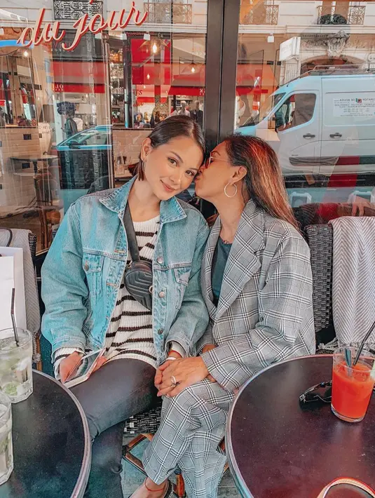 Ini adalah foto Alyssa dan ibunda tahun 2018. Paras cantik Alyssa Daguise merupakan turunan dari sang bunda. Awet muda di usia 50-an tahun, Risa Dewi banjir pujian dari warganet. Melalui laman Instagramnya, Alyssa Daguise sering unggah potret bareng ibunda. Kenakan one set blazer, penampilan Risa Dewi dengan rambut digerai dan tambahan aksesori dan anting ini membuat makin awet muda. (Liputan6.com/IG/@alyssadaguise)