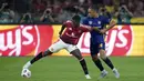 Pemain Manchester United, Kobbie Mainoo (kiri) berebut bola dengan pemain ASEAN All-Stars, Kealey Adamson dalam laga persahabatan yang berlangsung di Stadion Bukit Jalil, Malaysia, pada hari Rabu (28/5/2025) malam waktu setempat. (AP Photo/Vincent Thian)