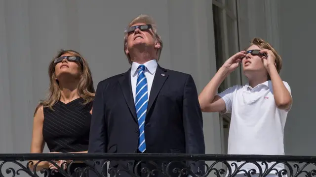 Melania Trump, Donald Trump, dan Baron Trump menyaksikan gerhana matahari 21 Agustus 2017 di Amerika Serikat (AP)