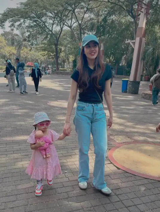 Dalam sebuah video singkat yang beredar di media sosial, Aaliyah terlihat bermain dengan Ameena dan Azura. Ia tampak sangat mahir dalam mengasuh kedua bocah tersebut, layaknya seorang ibu yang penuh kasih sayang. (Liputan6.com/IG/@sus.irohh)